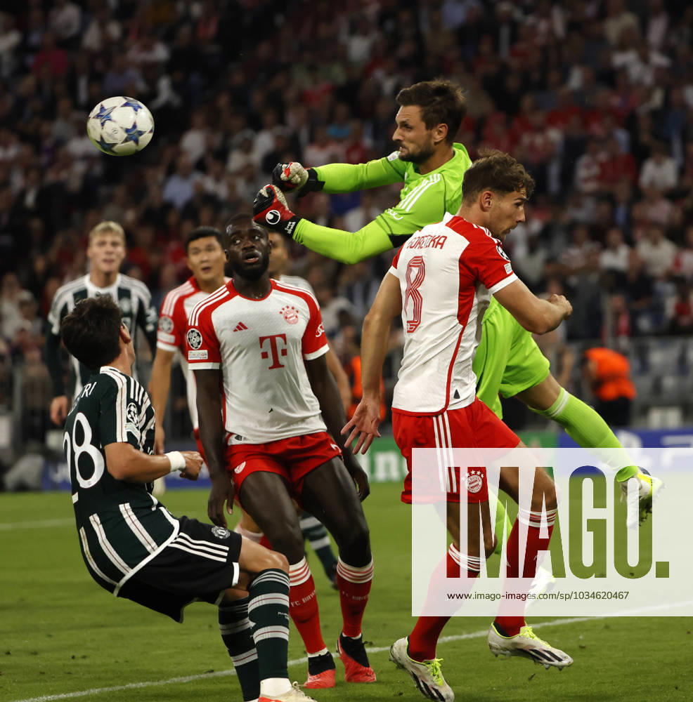 CL., Champions League, FC Bayern Muenchen vs Manchester United, ManU Allianz Arena Muenchen, Fussball, im Bild: Facundo Pellistri (Manchester United), Rasmus Hoejlund (Manchester United), Min-Jae Kim (FC Bayern Muenchen), Dayot Upamecano (FC Bayern Muenchen), Sven Ulreich (FC Bayern Muenchen) und Leon Goretzka (FC Bayern Muenchen)