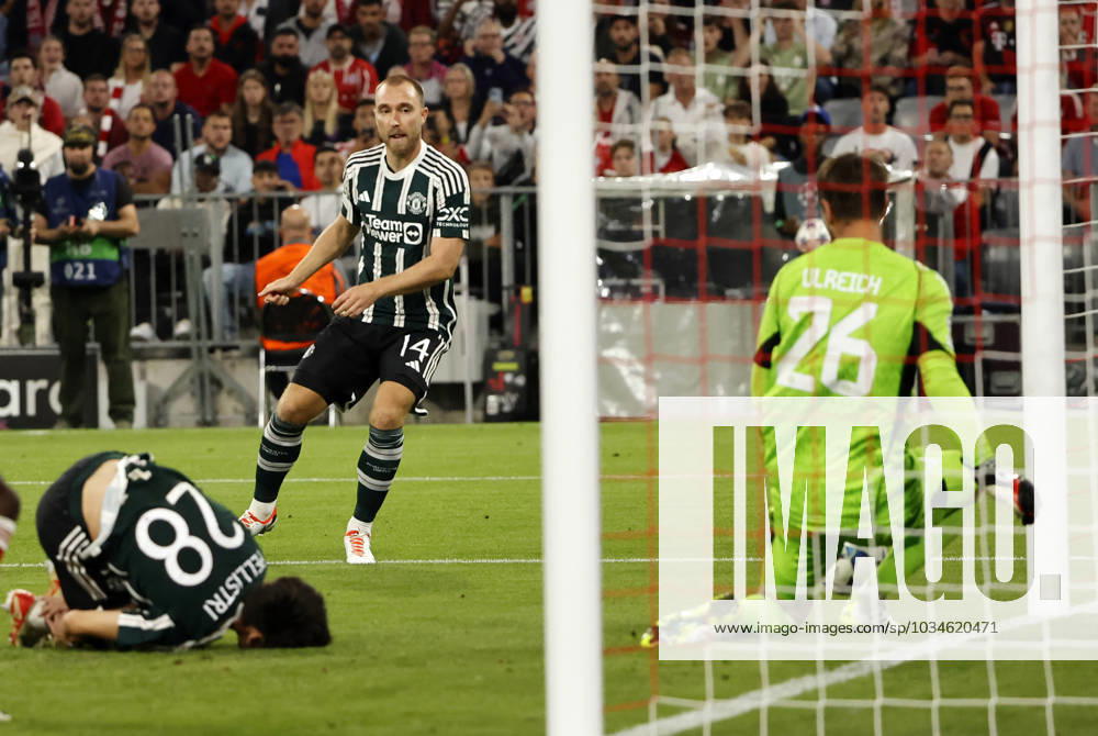 CL., Champions League, FC Bayern Muenchen vs Manchester United, ManU Allianz Arena Muenchen, Fussball, im Bild: Facundo Pellistri (Manchester United) am Boden und Christian Eriksen (Manchester United) scheitert an Sven Ulreich (FC Bayern Muenchen)