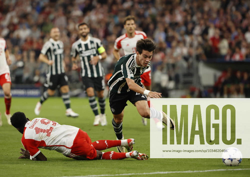 CL., Champions League, FC Bayern Muenchen vs Manchester United, ManU Allianz Arena Muenchen, Fussball, im Bild: Alphons Davies (FC Bayern Muenchen) von Facundo Pellistri (Manchester United) gefault