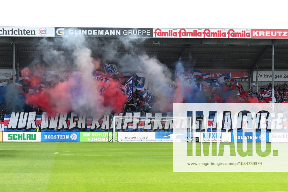 2. Bundesliga - Holstein Kiel - Hertha BSC Berlin am 24.09.2023 im Holstein-Stadion in Kiel Kieler Fans zünden Rauch zu Spielbeginn.