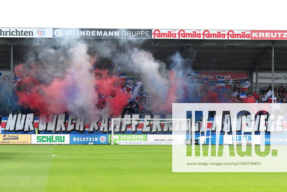 2. Bundesliga - Holstein Kiel - Hertha BSC Berlin am 24.09.2023 im Holstein-Stadion in Kiel Kieler Fans zünden Rauch zu Spielbeginn.