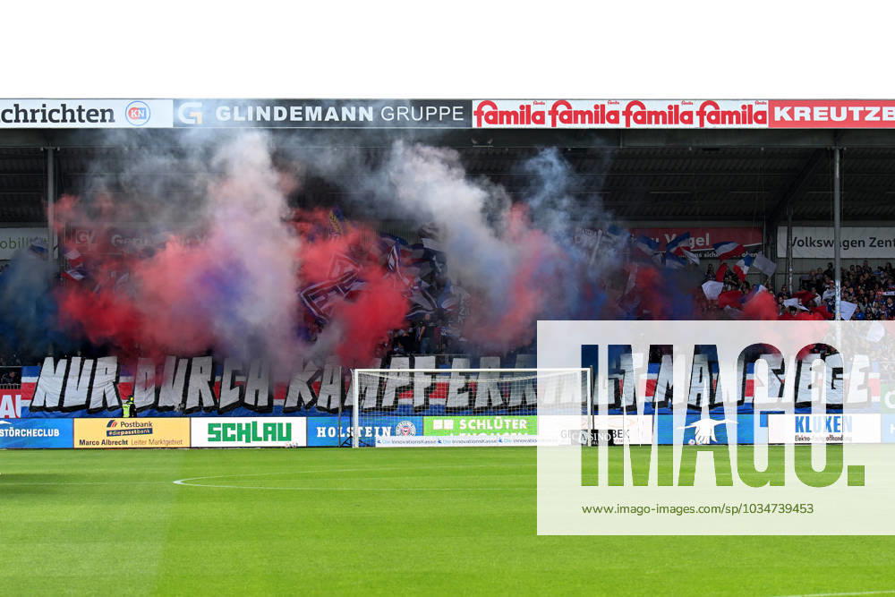 2. Bundesliga - Holstein Kiel - Hertha BSC Berlin am 24.09.2023 im Holstein-Stadion in Kiel Kieler Fans zünden Rauch zu Spielbeginn.