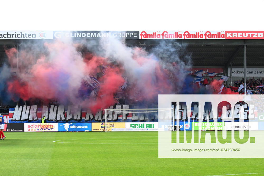 2. Bundesliga - Holstein Kiel - Hertha BSC Berlin am 24.09.2023 im Holstein-Stadion in Kiel Kieler Fans zünden Rauch zu Spielbeginn.