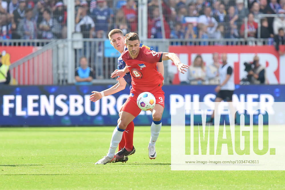 2. Bundesliga - Holstein Kiel - Hertha BSC Berlin am 24.09.2023 im Holstein-Stadion in Kiel Marko Ivezic (Kiel) im Zweikampf gegen Smail Prevljak (Hertha BSC Berlin).