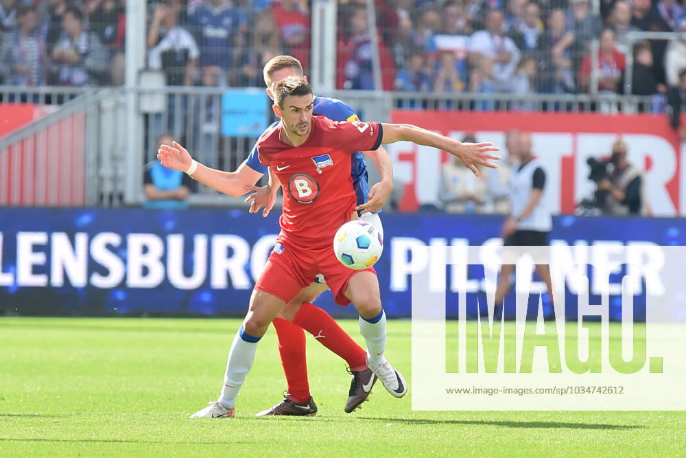 2. Bundesliga - Holstein Kiel - Hertha BSC Berlin am 24.09.2023 im Holstein-Stadion in Kiel Marko Ivezic (Kiel) im Zweikampf gegen Smail Prevljak (Hertha BSC Berlin).
