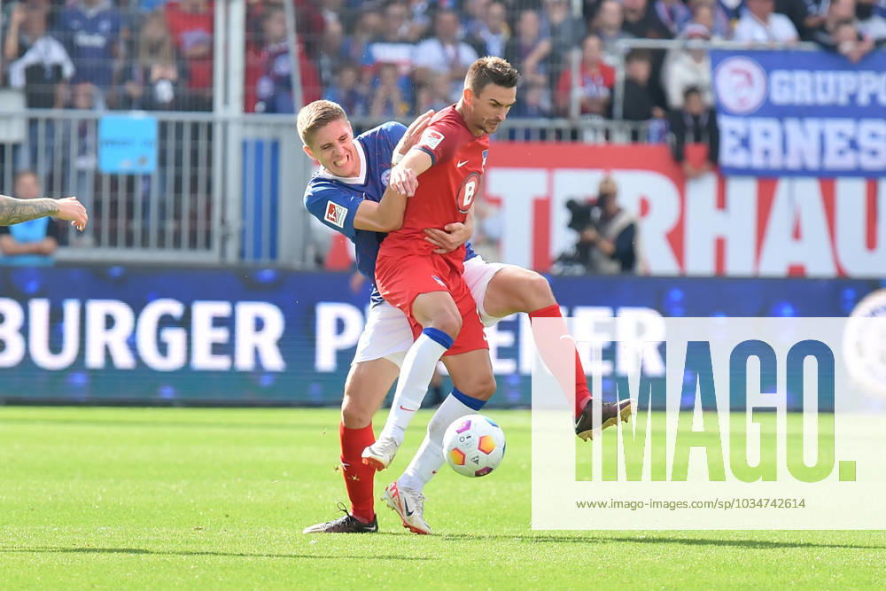 2. Bundesliga - Holstein Kiel - Hertha BSC Berlin am 24.09.2023 im Holstein-Stadion in Kiel Marko Ivezic (Kiel) im Zweikampf gegen Smail Prevljak (Hertha BSC Berlin).