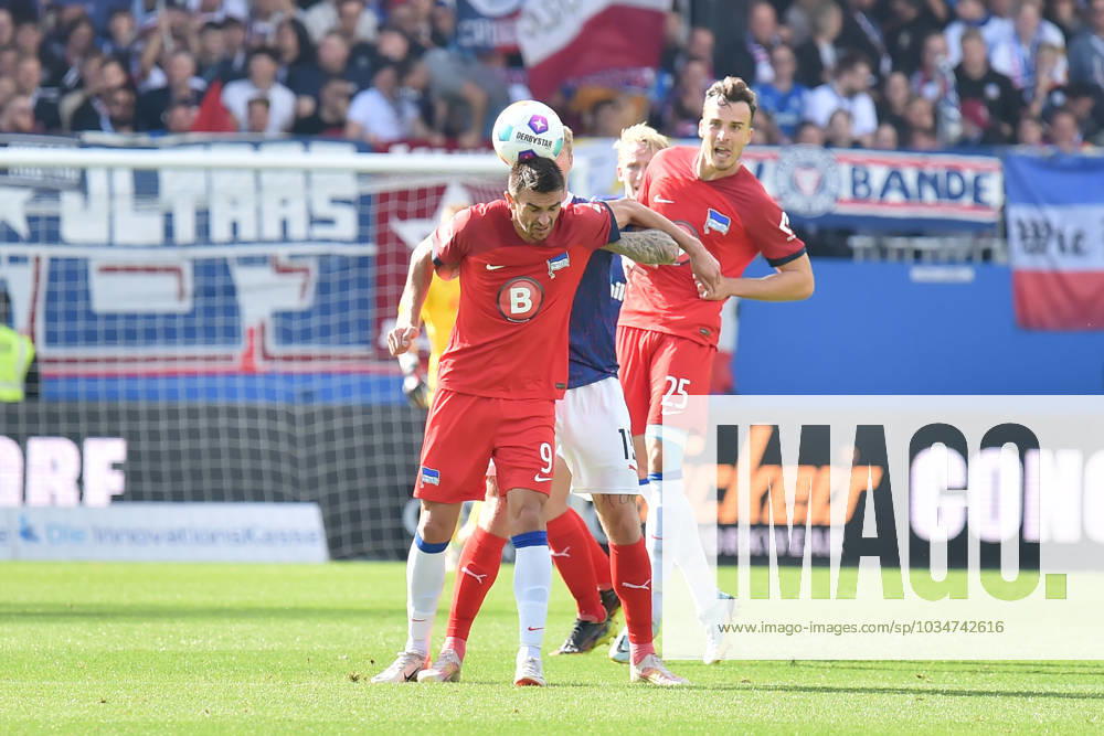 2. Bundesliga - Holstein Kiel - Hertha BSC Berlin am 24.09.2023 im Holstein-Stadion in Kiel Marvin Schulz (Kiel) im Zweikampf gegen Smail Prevljak (Hertha BSC Berlin).