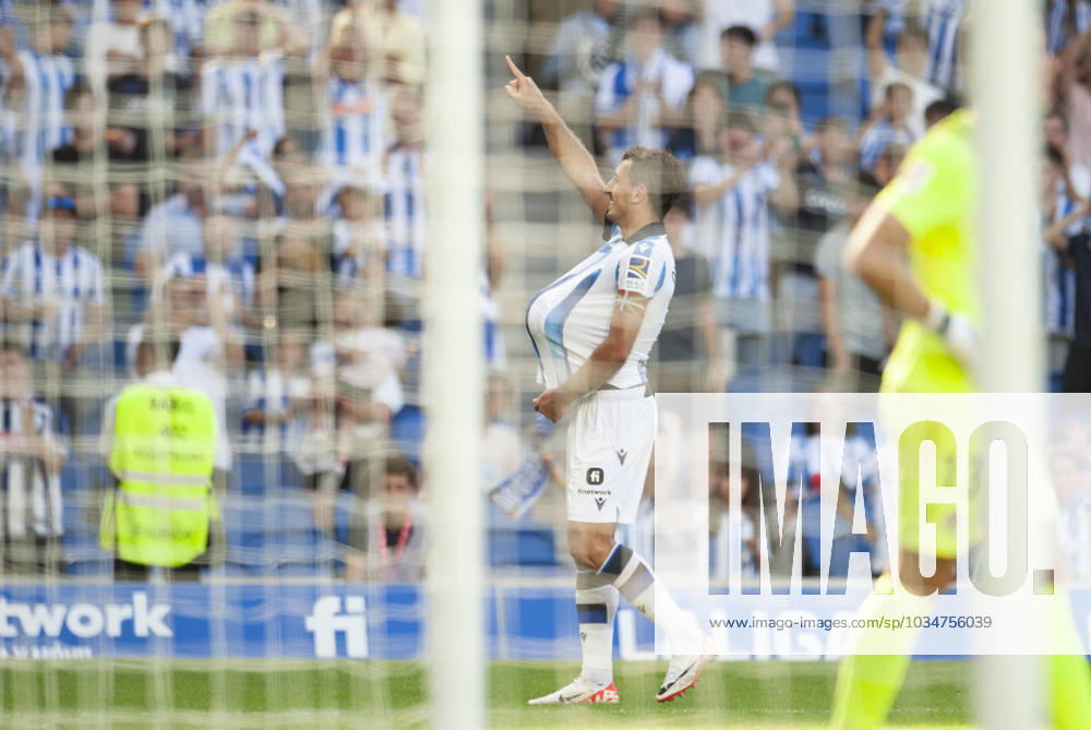 Partido de LaLiga EA Sports entre la Real Sociedad y el Getafe. En la imagen, celebracion de Oyarzabal tras marcar. LaLiga EA Sports match between Real Sociedad and Getafe. In this picture, Oyarzabal celebrates after scoring. JOSUNExMTZ.ALBENIZ ecommerceFotos eCommerce2-141443313