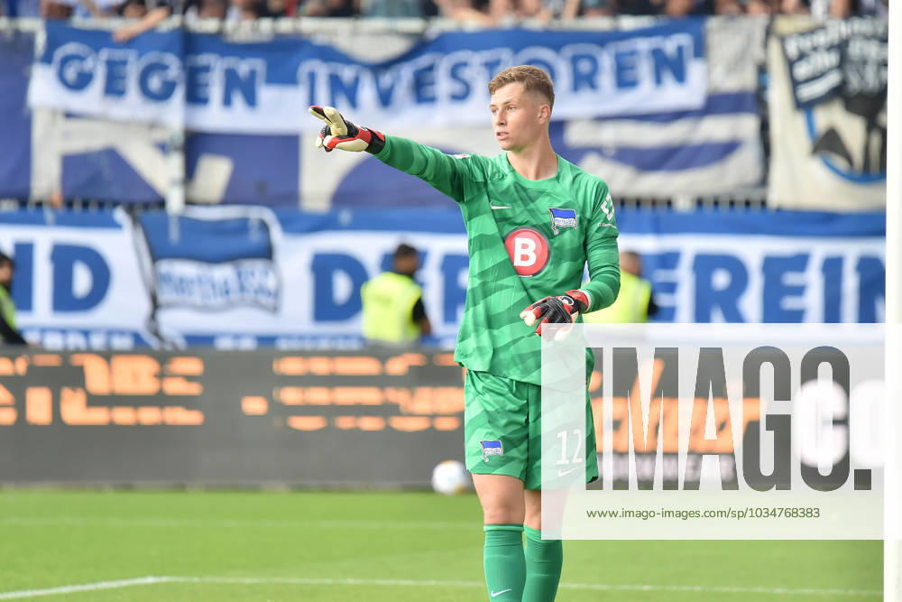 2. Bundesliga - Holstein Kiel - Hertha BSC Berlin am 24.09.2023 im Holstein-Stadion in Kiel Torwart Tjark Ernst (Hertha BSC Berlin) gibt lautstark Anweisungen