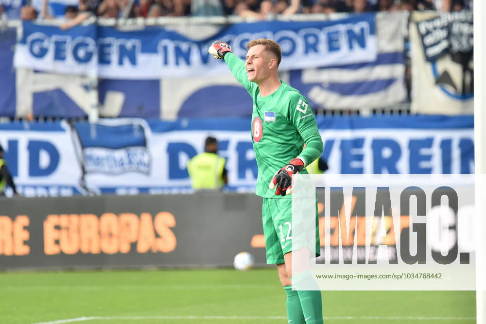 2. Bundesliga - Holstein Kiel - Hertha BSC Berlin am 24.09.2023 im Holstein-Stadion in Kiel Torwart Tjark Ernst (Hertha BSC Berlin) gibt lautstark Anweisungen