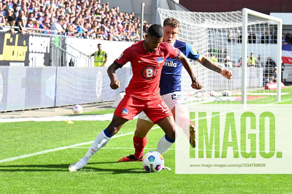 2. Bundesliga - Holstein Kiel - Hertha BSC Berlin am 24.09.2023 im Holstein-Stadion in Kiel Jeremy Dudziak (Hertha BSC Berlin) im Zweikampf gegen Nicolai Remberg (Kiel)