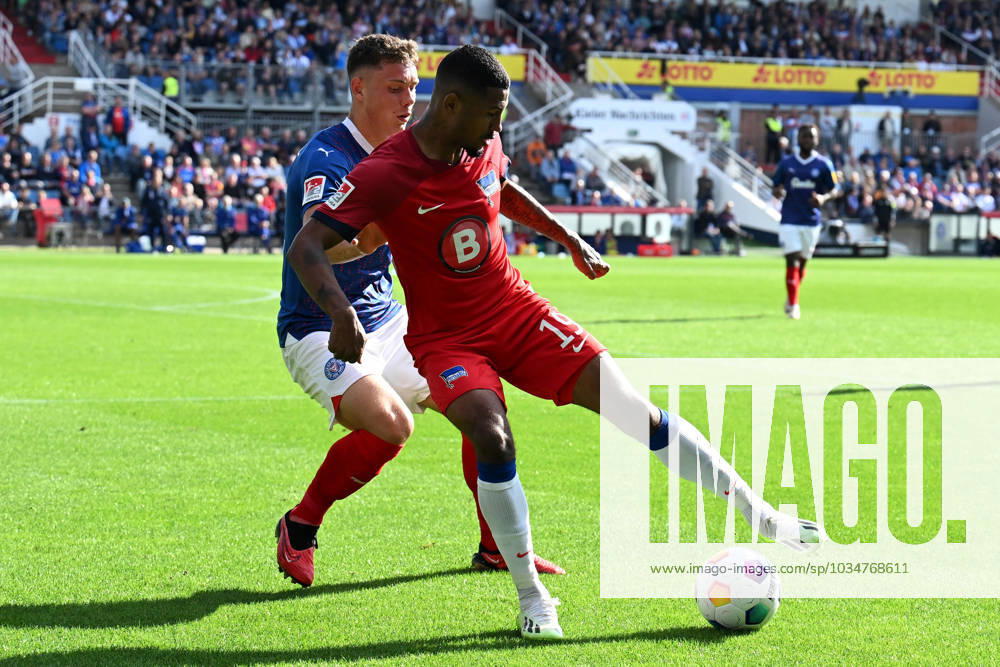 2. Bundesliga - Holstein Kiel - Hertha BSC Berlin am 24.09.2023 im Holstein-Stadion in Kiel Jeremy Dudziak (Hertha BSC Berlin) im Zweikampf gegen Nicolai Remberg (Kiel)