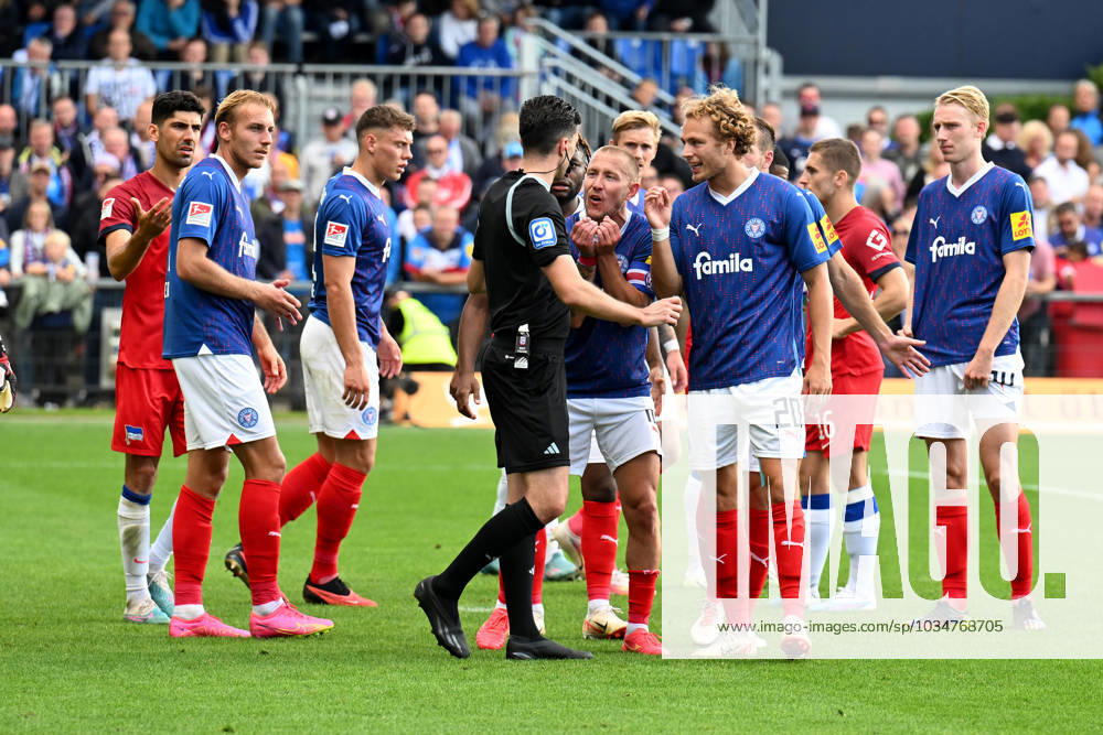 2. Bundesliga - Holstein Kiel - Hertha BSC Berlin am 24.09.2023 im Holstein-Stadion in Kiel Lewis Holtby (Kiel) und Jann-Fiete Arp (Kiel) diskutieren mit Schiedsrichter Florian Badstübner Badstuebner