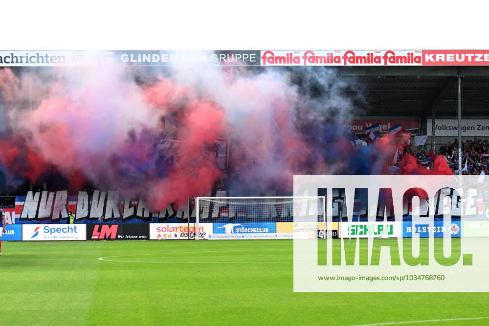 2. Bundesliga - Holstein Kiel - Hertha BSC Berlin am 24.09.2023 im Holstein-Stadion in Kiel Kieler Fans zünden Rauch zu Spielbeginn.