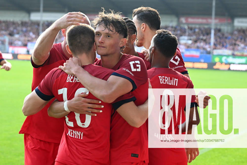 2. Bundesliga - Holstein Kiel - Hertha BSC Berlin am 24.09.2023 im Holstein-Stadion in Kiel Jubel, Torjubel, Torschuetze, Torschütze Fabian Reese (Hertha BSC Berlin) jubelt nach seinem Tor zum 2:3 mit Jonjoe Kenny (Hertha BSC Berlin).