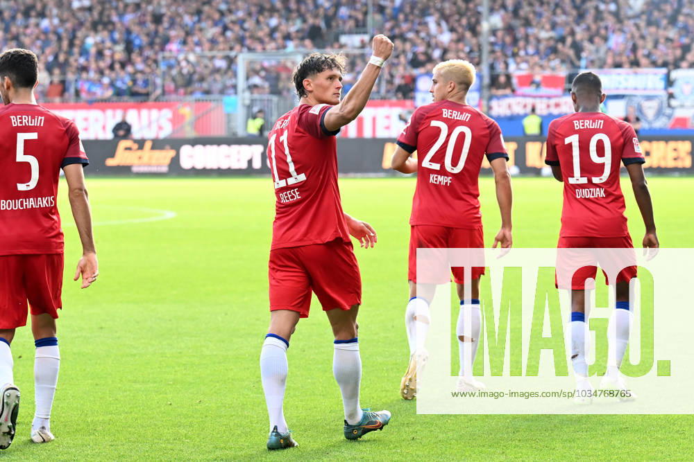 2. Bundesliga - Holstein Kiel - Hertha BSC Berlin am 24.09.2023 im Holstein-Stadion in Kiel Jubel, Torjubel, Torschuetze, Torschütze Fabian Reese (Hertha BSC Berlin) jubelt nach seinem Tor zum 2:3