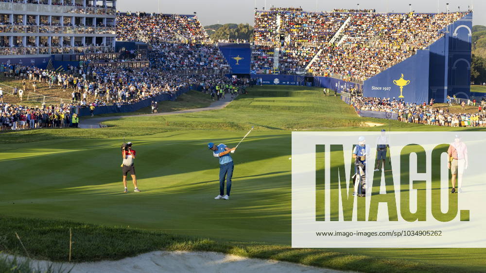 ROM 2023-09-29 Ryder Cup dag 1, Foursome Viktor Hovland Norge och Ludvig Aberg Sverige spelade tillsammans i Foursome pa fredagen pa Marco Simone Golf & Country Club i Rom. Här slar Ludvig sitt första slag under Ryder Cup inspelet pa det första halet. Foto Christer Höglund TT kod 40750 Rom Italien GOLF