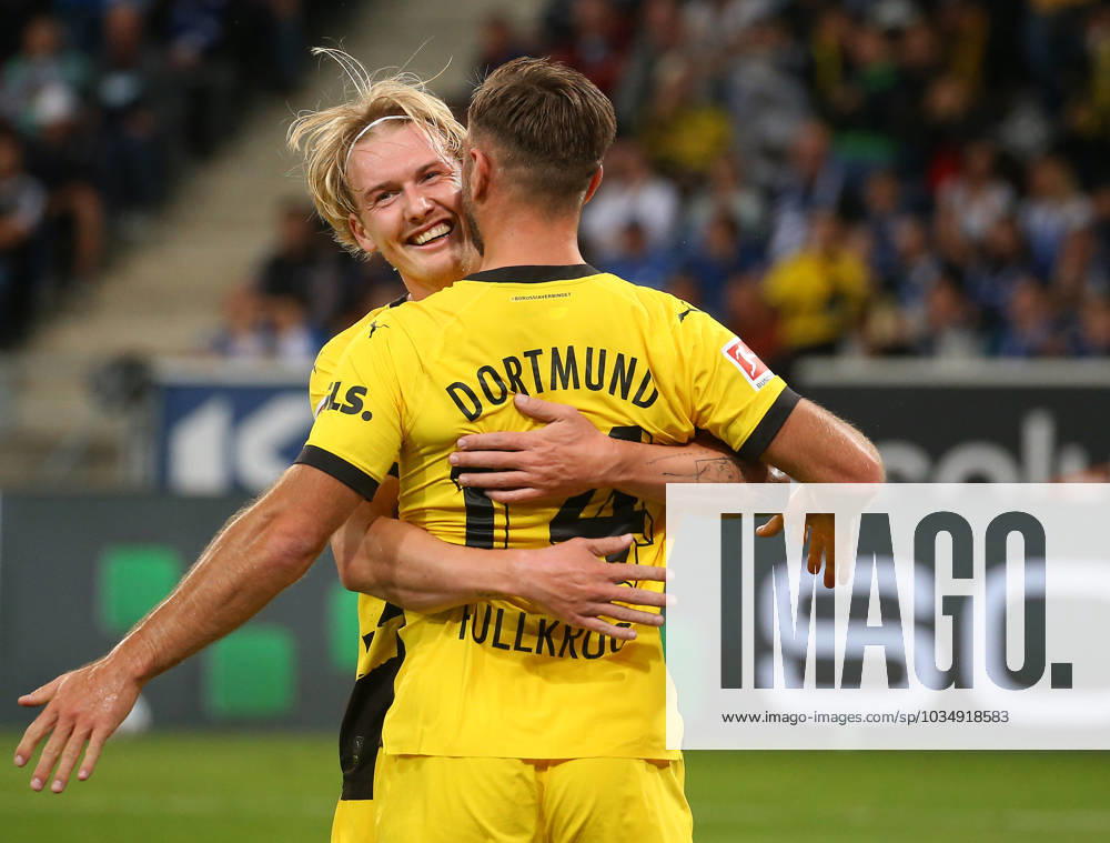 Deutschland, Sinsheim, Fußball Bundesliga, Saison 2023 2024, TSG 1899 Hoffenheim vs. Borussia Dortmund, v.l. Julian Brandt freut sich mit den Torschützen Niclas Füllkrug über das Tor zum 0:1 Gemäß den Vorgaben der DFL Deutsche Fußball Liga ist es untersagt, in dem Stadion und oder vom Spiel angefertigte Fotoaufnahmen in Form von Sequenzbildern und oder videoähnlichen Fotostrecken zu verwerten bzw. verwerten zu lassen.
