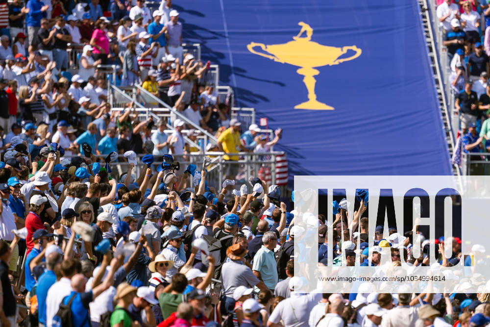 Spectators wave their caps as Patrick Cantlay (not pictured) of Team USA is on the first tee in a singles match during day three of the Ryder Cup on October 1, 2023 in Rome. Photo: Mathias Bergeld BILDBYRAN kod MB MB0738 golf ryder cup day 3 bbeng
