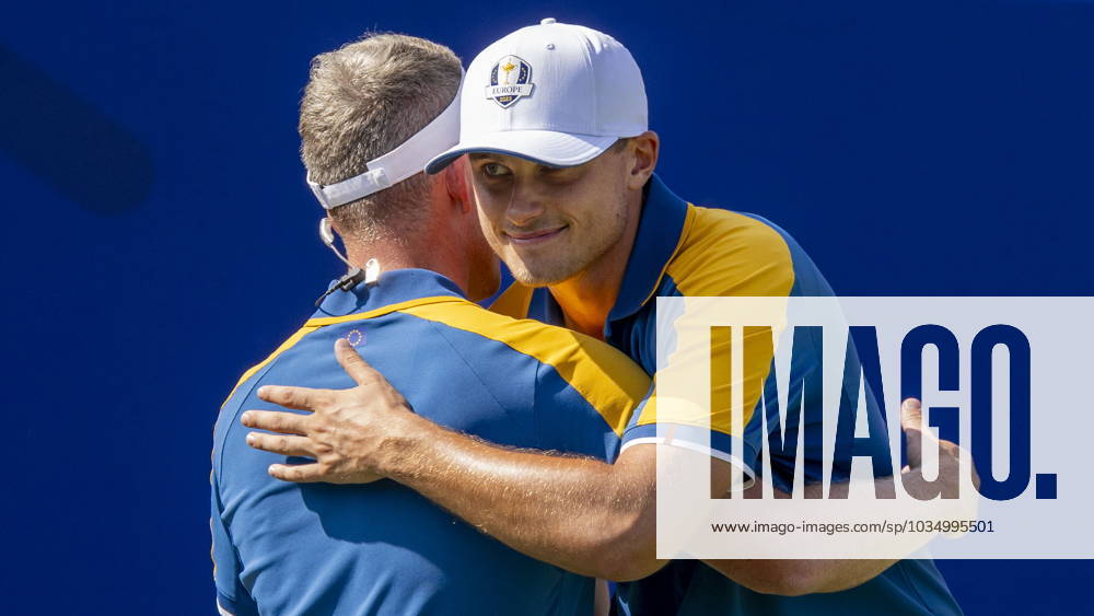 ROM 2023-10-01 Dag 3 Singel Matcher Ludvig Aberg Sverige mötte Brooks Koepka i sin singelmatch. Här far han en lycka till-kram fran Luke Donald kapten för Europa. Foto Christer Höglund TT kod 40750 Rom Italien GOLF