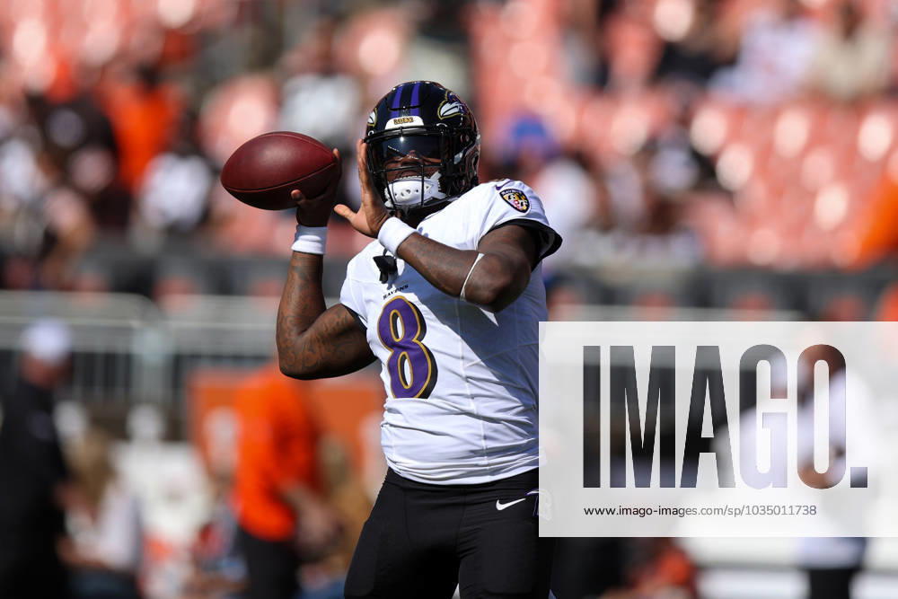 CLEVELAND, OH - OCTOBER 01: Baltimore Ravens quarterback Lamar Jackson (8) warms up prior to the National Football League game between the Baltimore Ravens and Cleveland Browns on October 1, 2023, at Cleveland Browns Stadium in Cleveland, OH. (Photo by Frank Jansky Icon Sportswire) NFL, American Football Herren, USA OCT 01 Ravens at Browns Icon231001007