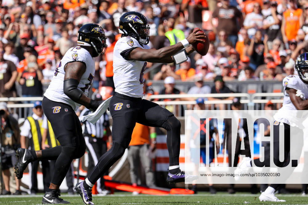 CLEVELAND, OH - OCTOBER 01: Baltimore Ravens quarterback Lamar Jackson (8) runs for a 10-yard touchdown during the first quarter of the National Football League game between the Baltimore Ravens and Cleveland Browns on October 1, 2023, at Cleveland Browns Stadium in Cleveland, OH. (Photo by Frank Jansky Icon Sportswire) NFL, American Football Herren, USA OCT 01 Ravens at Browns Icon231001009