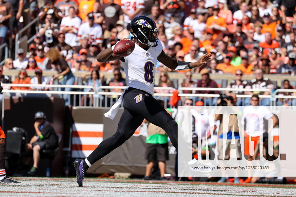 CLEVELAND, OH - OCTOBER 01: Baltimore Ravens quarterback Lamar Jackson (8) celebrates after scoring on a 10-yard touchdown during the first quarter of the National Football League game between the Baltimore Ravens and Cleveland Browns on October 1, 2023, at Cleveland Browns Stadium in Cleveland, OH. (Photo by Frank Jansky Icon Sportswire) NFL, American Football Herren, USA OCT 01 Ravens at Browns Icon231001010