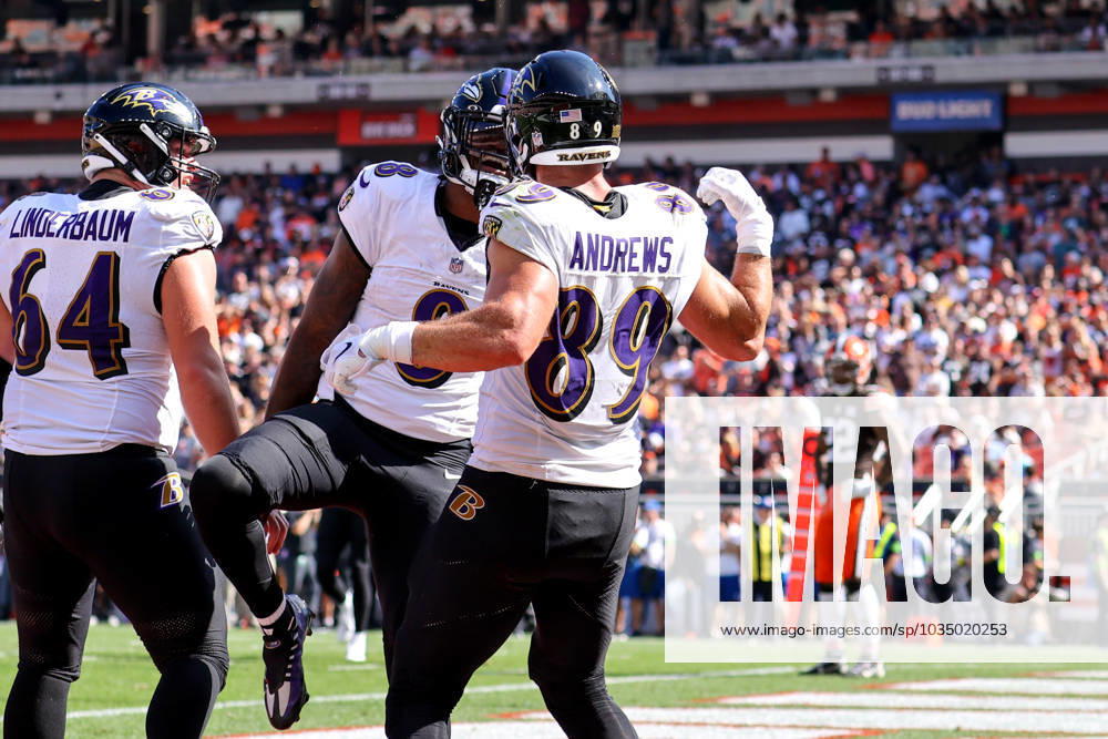 CLEVELAND, OH - OCTOBER 01: Baltimore Ravens quarterback Lamar Jackson (8) and Baltimore Ravens tight end Mark Andrews (89) celebrate after Andrews made a 7-yard touchdown catch during the second quarter of the National Football League game between the Baltimore Ravens and Cleveland Browns on October 1, 2023, at Cleveland Browns Stadium in Cleveland, OH. (Photo by Frank Jansky Icon Sportswire) NFL, American Football Herren, USA OCT 01 Ravens at Browns Icon231001014