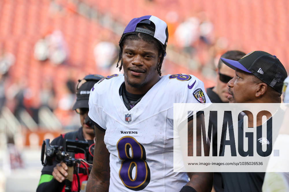 CLEVELAND, OH - OCTOBER 01: Baltimore Ravens quarterback Lamar Jackson (8) leaves the field following the National Football League game between the Baltimore Ravens and Cleveland Browns on October 1, 2023, at Cleveland Browns Stadium in Cleveland, OH. (Photo by Frank Jansky Icon Sportswire) NFL, American Football Herren, USA OCT 01 Ravens at Browns Icon231001024
