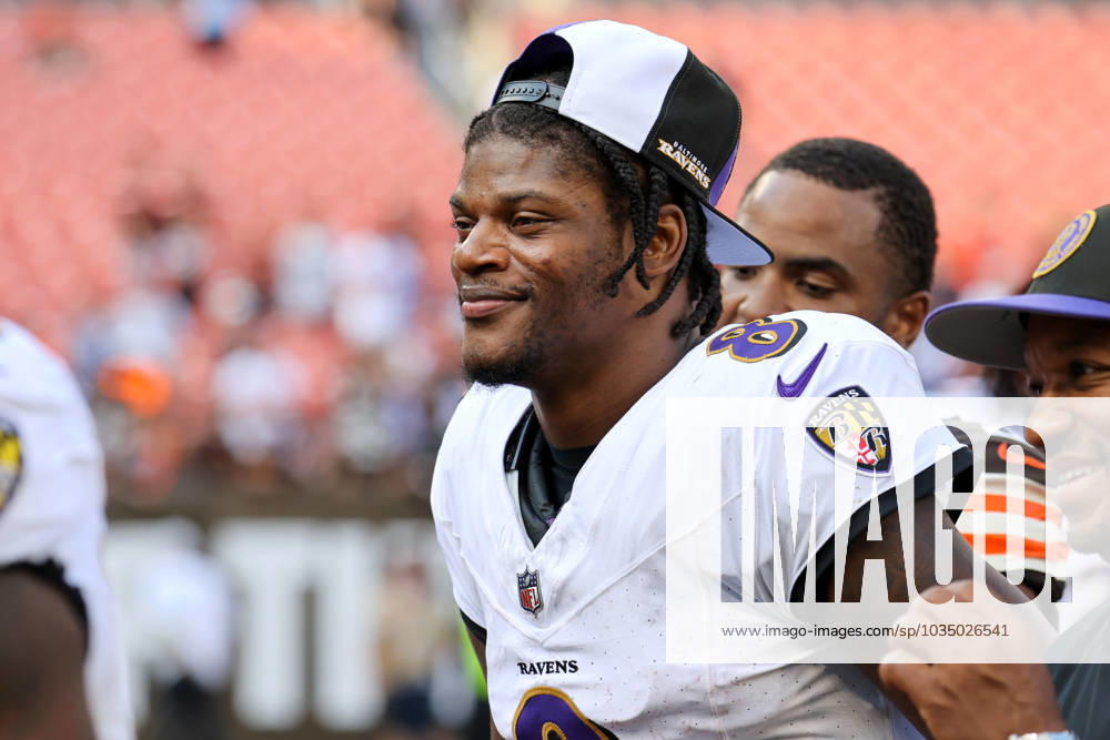 CLEVELAND, OH - OCTOBER 01: Baltimore Ravens quarterback Lamar Jackson (8) leaves the field following the National Football League game between the Baltimore Ravens and Cleveland Browns on October 1, 2023, at Cleveland Browns Stadium in Cleveland, OH. (Photo by Frank Jansky Icon Sportswire) NFL, American Football Herren, USA OCT 01 Ravens at Browns Icon231001025