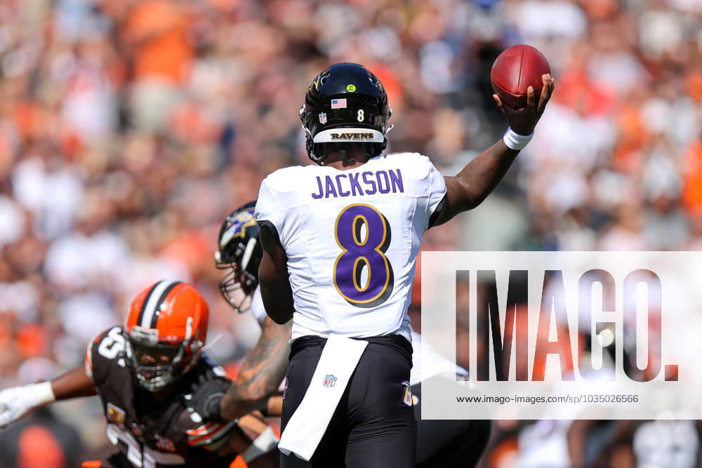 CLEVELAND, OH - OCTOBER 01: Baltimore Ravens quarterback Lamar Jackson (8) throws a pass during the first quarter of the National Football League game between the Baltimore Ravens and Cleveland Browns on October 1, 2023, at Cleveland Browns Stadium in Cleveland, OH. (Photo by Frank Jansky Icon Sportswire) NFL, American Football Herren, USA OCT 01 Ravens at Browns Icon231001027