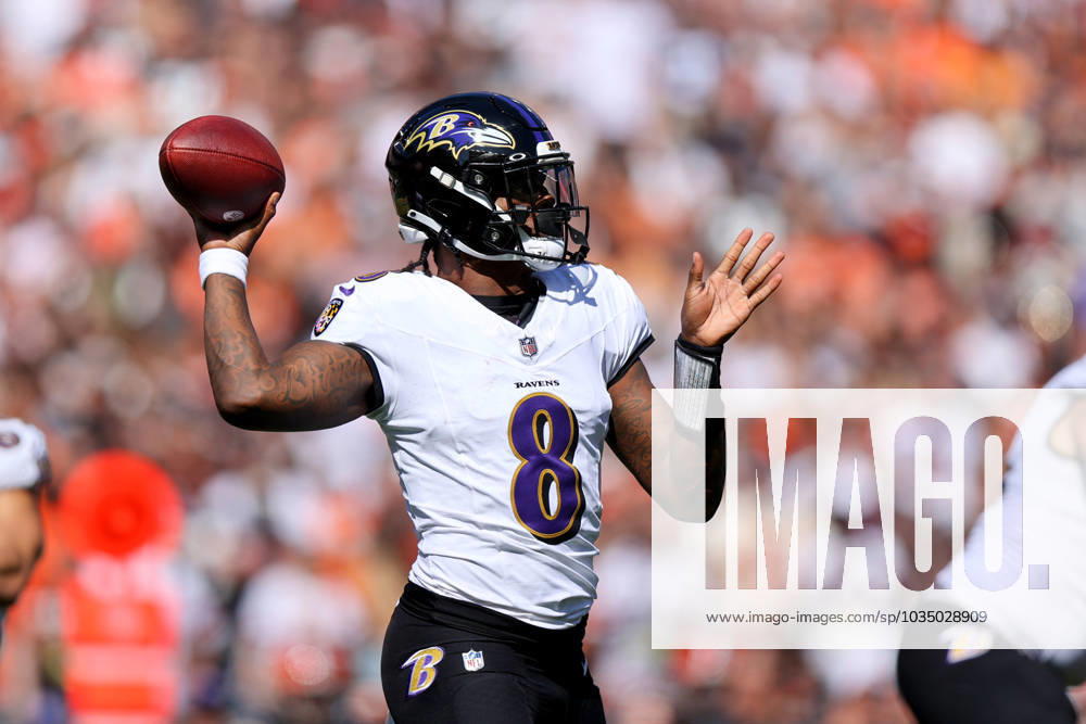 CLEVELAND, OH - OCTOBER 01: Baltimore Ravens quarterback Lamar Jackson (8) throws a pass during the first quarter of the National Football League game between the Baltimore Ravens and Cleveland Browns on October 1, 2023, at Cleveland Browns Stadium in Cleveland, OH. (Photo by Frank Jansky Icon Sportswire) NFL, American Football Herren, USA OCT 01 Ravens at Browns Icon231001028