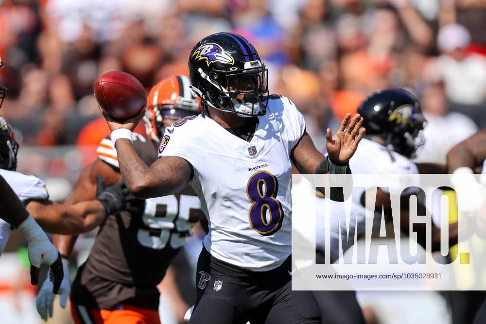 CLEVELAND, OH - OCTOBER 01: Baltimore Ravens quarterback Lamar Jackson (8) throws a pass during the first quarter of the National Football League game between the Baltimore Ravens and Cleveland Browns on October 1, 2023, at Cleveland Browns Stadium in Cleveland, OH. (Photo by Frank Jansky Icon Sportswire) NFL, American Football Herren, USA OCT 01 Ravens at Browns Icon231001031