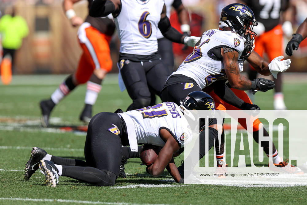 CLEVELAND, OH - OCTOBER 01: Baltimore Ravens cornerback Brandon Stephens (21) on the turf after making an interception during the first quarter of the National Football League game between the Baltimore Ravens and Cleveland Browns on October 1, 2023, at Cleveland Browns Stadium in Cleveland, OH. (Photo by Frank Jansky Icon Sportswire) NFL, American Football Herren, USA OCT 01 Ravens at Browns Icon231001032