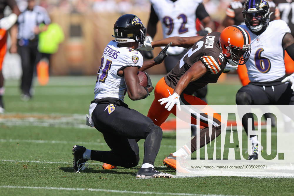 CLEVELAND, OH - OCTOBER 01: Baltimore Ravens cornerback Brandon Stephens (21) gets to his feet after making an interception during the first quarter of the National Football League game between the Baltimore Ravens and Cleveland Browns on October 1, 2023, at Cleveland Browns Stadium in Cleveland, OH. (Photo by Frank Jansky Icon Sportswire) NFL, American Football Herren, USA OCT 01 Ravens at Browns Icon231001033