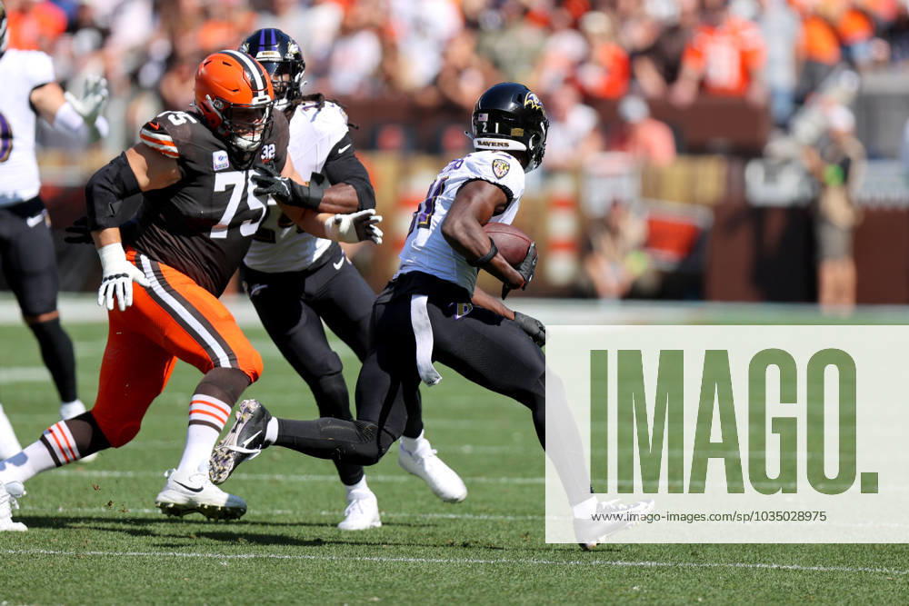 CLEVELAND, OH - OCTOBER 01: Baltimore Ravens cornerback Brandon Stephens (21) returns an interception 52-yards during the first quarter of the National Football League game between the Baltimore Ravens and Cleveland Browns on October 1, 2023, at Cleveland Browns Stadium in Cleveland, OH. (Photo by Frank Jansky Icon Sportswire) NFL, American Football Herren, USA OCT 01 Ravens at Browns Icon231001034