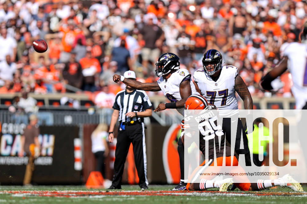 CLEVELAND, OH - OCTOBER 01: Baltimore Ravens quarterback Lamar Jackson (8) throws a pass while in the grasp of Cleveland Browns defensive end Myles Garrett (95) during the third quarter of the National Football League game between the Baltimore Ravens and Cleveland Browns on October 1, 2023, at Cleveland Browns Stadium in Cleveland, OH. (Photo by Frank Jansky Icon Sportswire) NFL, American Football Herren, USA OCT 01 Ravens at Browns Icon231001048