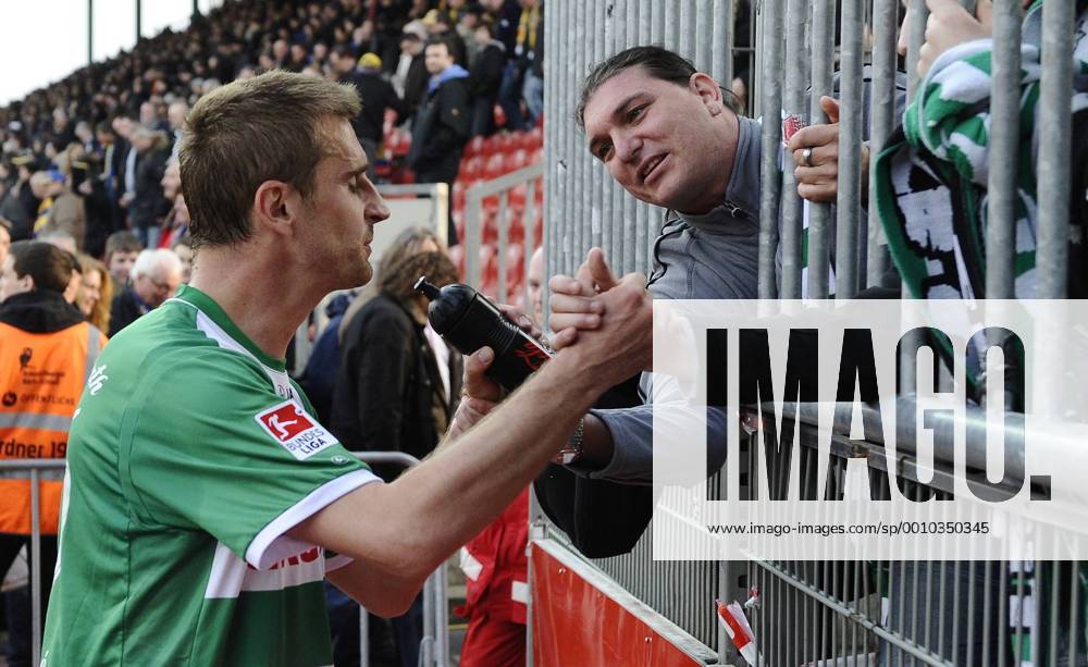 Fussball Saison 2011 2012 2. Bundesliga 30. Spieltag: Braunschweig - SpVgg Greuther Fürth Milorad Pekovic (13, SpVgg Greuther Fürth) klatscht nach Spielende bei Fans ab