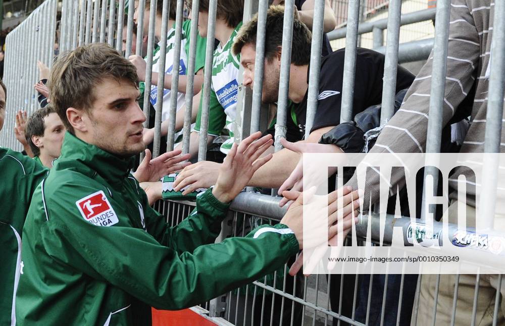 Fussball Saison 2011 2012 2. Bundesliga 30. Spieltag: Braunschweig - SpVgg Greuther Fürth Christopher Nöthe (9, SpVgg Greuther Fürth) klatscht nach Spielende bei Fans ab