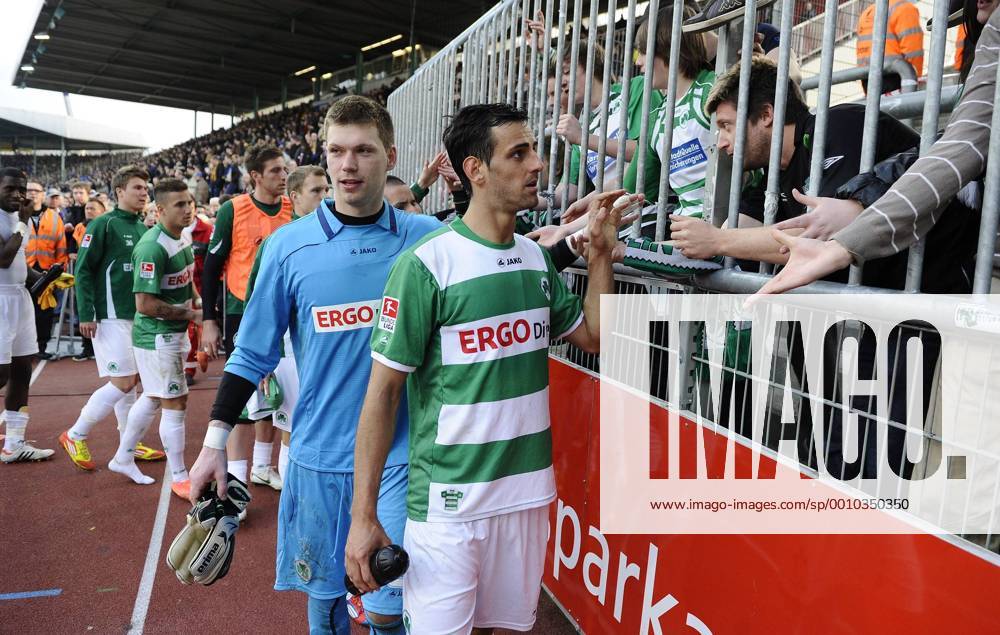 Fussball Saison 2011 2012 2. Bundesliga 30. Spieltag: Braunschweig - SpVgg Greuther Fürth Mergim Mavraj (5, SpVgg Greuther Fürth) klatscht nach Spielende bei Fans ab - dahinter Max Grün (26, SpVgg Greuther Fürth)