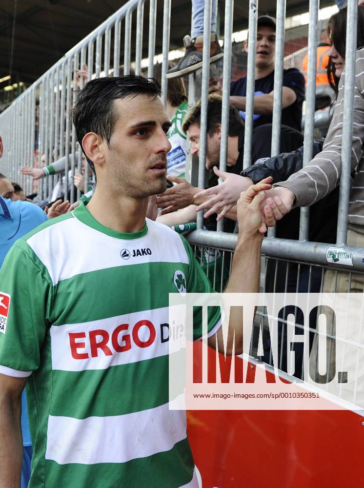 Fussball Saison 2011 2012 2. Bundesliga 30. Spieltag: Braunschweig - SpVgg Greuther Fürth Mergim Mavraj (5, SpVgg Greuther Fürth) klatscht nach Spielende bei Fans ab