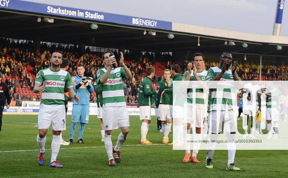 Fussball Saison 2011 2012 2. Bundesliga 30. Spieltag: Braunschweig - SpVgg Greuther Fürth Team der SpVgg Greuther Fürth bedankt sich bei den mitgereisten Anhängern von links: Tayfun Pektürk (34, SpVgg Greuther Fürth) Stephan Fürstner (8, SpVgg Greuther Fürth) Edgar Prib (14, SpVgg Greuther Fürth) Gerald Asamoah (11, SpVgg Greuther Fürth)