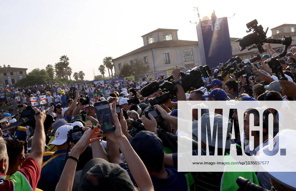 GOLF - Ryder Cup 2023 ROME,ITALY,01.OCT.23 - GOLF - Ryder Cup, Marco Simone Golf and Country Club. Image shows camerateams and Sepp Straka (AUT EUR). GEPAxpictures Oberlaender