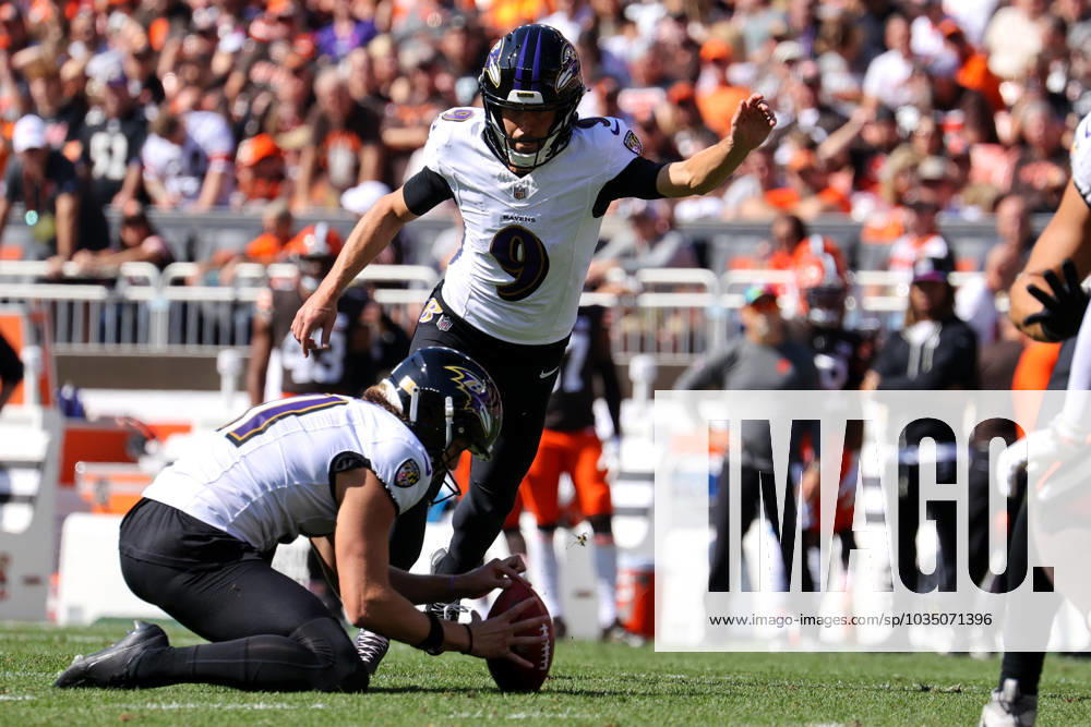 CLEVELAND, OH - OCTOBER 01: Baltimore Ravens place kicker Justin Tucker (9) kicks an extra point during the first quarter of the National Football League game between the Baltimore Ravens and Cleveland Browns on October 1, 2023, at Cleveland Browns Stadium in Cleveland, OH. (Photo by Frank Jansky Icon Sportswire) NFL, American Football Herren, USA OCT 01 Ravens at Browns Icon231001051