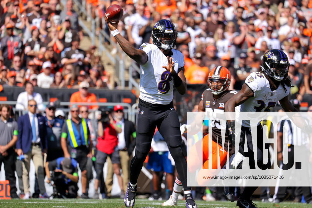 CLEVELAND, OH - OCTOBER 01: Baltimore Ravens quarterback Lamar Jackson (8) throws a pass during the first quarter of the National Football League game between the Baltimore Ravens and Cleveland Browns on October 1, 2023, at Cleveland Browns Stadium in Cleveland, OH. (Photo by Frank Jansky Icon Sportswire) NFL, American Football Herren, USA OCT 01 Ravens at Browns Icon231001054