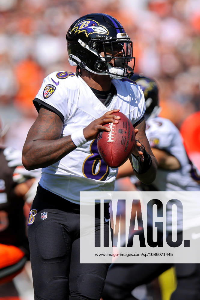 CLEVELAND, OH - OCTOBER 01: Baltimore Ravens quarterback Lamar Jackson (8) looks to pass during the first quarter of the National Football League game between the Baltimore Ravens and Cleveland Browns on October 1, 2023, at Cleveland Browns Stadium in Cleveland, OH. (Photo by Frank Jansky Icon Sportswire) NFL, American Football Herren, USA OCT 01 Ravens at Browns Icon231001068