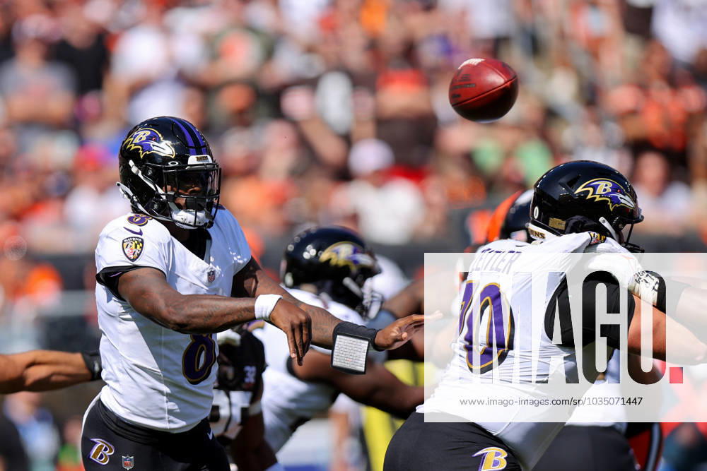CLEVELAND, OH - OCTOBER 01: Baltimore Ravens quarterback Lamar Jackson (8) throws a pass during the first quarter of the National Football League game between the Baltimore Ravens and Cleveland Browns on October 1, 2023, at Cleveland Browns Stadium in Cleveland, OH. (Photo by Frank Jansky Icon Sportswire) NFL, American Football Herren, USA OCT 01 Ravens at Browns Icon231001070