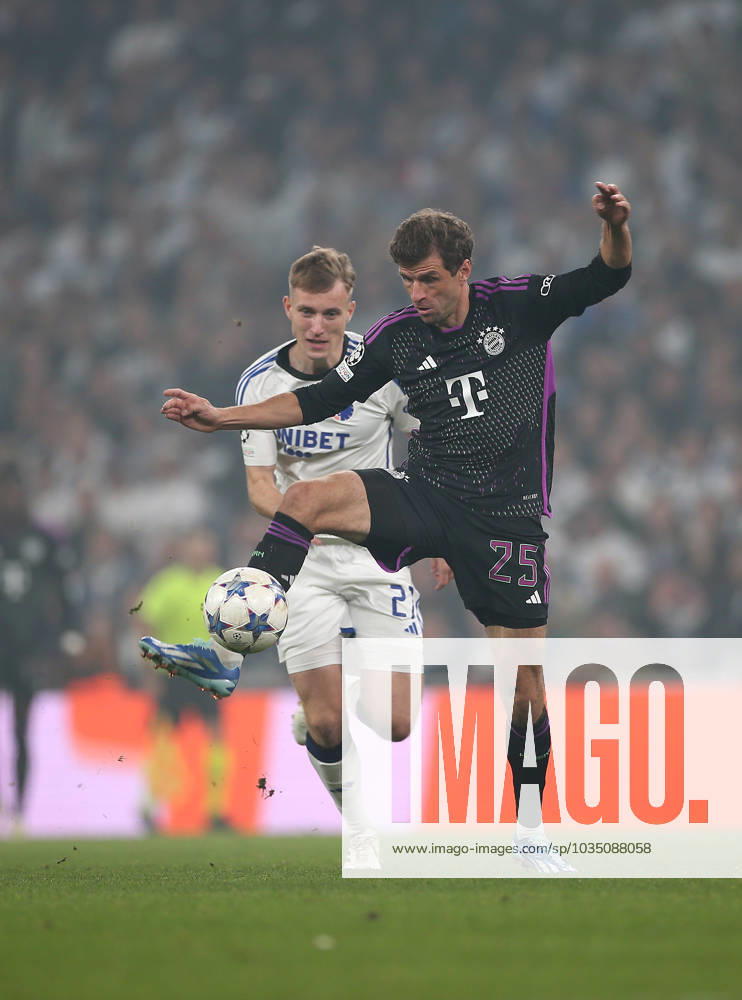 Fussball UEFA Champions League 2023 2024, Gruppenphase, 2.Spieltag, FC Kopenhagen - FC Bayern München, im Parken-Stadion Kopenhagen. (L-R) Valdemar Lund (FC Kopenhagen) gegen Thomas Müller (Bayern München)