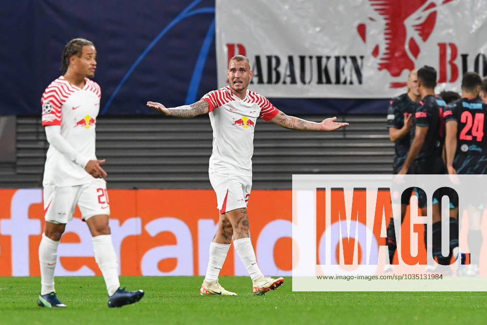 Fussball, Herren, Saison 2023 2024, UEFA Champions League (Gruppe G, 2. Spieltag), RB Leipzig - Manchester City, v. l. Xavi Simons (RB Leipzig) und David Raum (RB Leipzig) enttaeuscht, disappointed, 04.10. 2023,