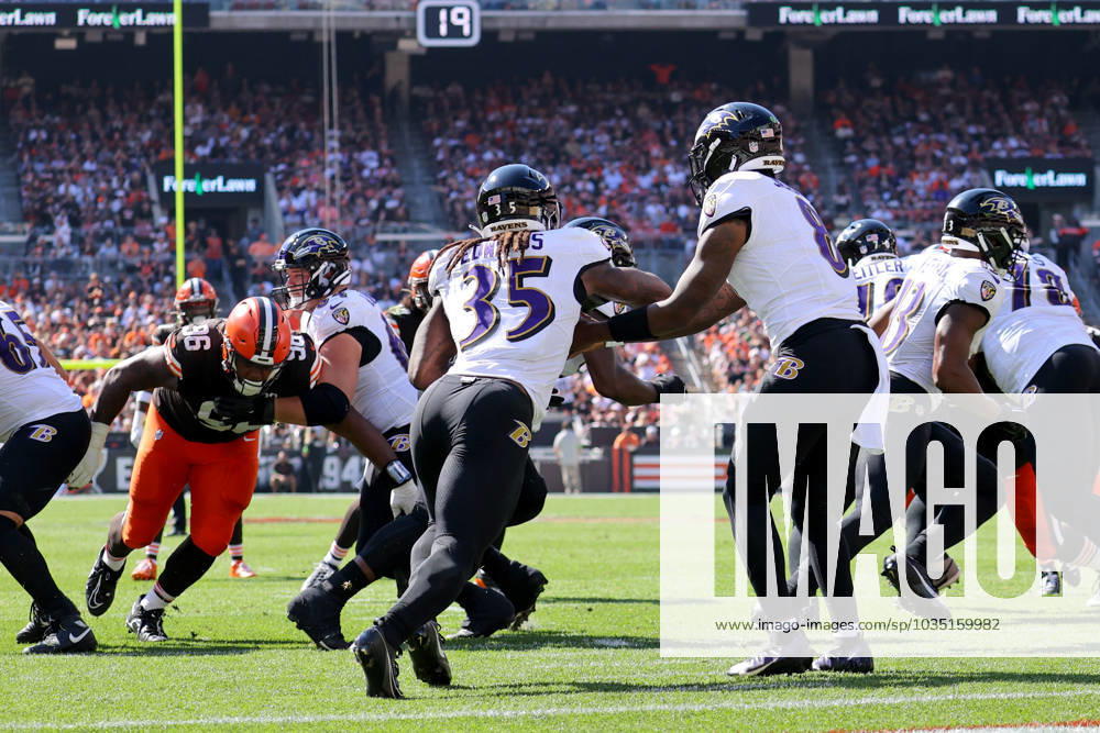 CLEVELAND, OH - OCTOBER 01: Baltimore Ravens quarterback Lamar Jackson (8) hands off to Baltimore Ravens running back Gus Edwards (35) during the second quarter of the National Football League game between the Baltimore Ravens and Cleveland Browns on October 1, 2023, at Cleveland Browns Stadium in Cleveland, OH. (Photo by Frank Jansky Icon Sportswire) NFL, American Football Herren, USA OCT 01 Ravens at Browns Icon231001102
